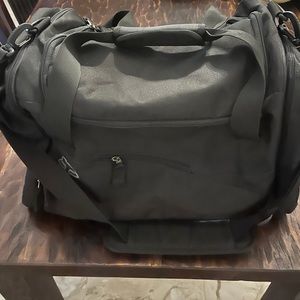 Large fox duffle bag. Wet/dry compartment